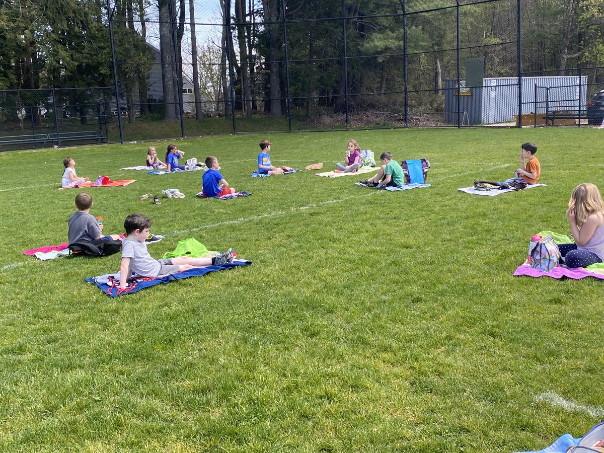Lopes1stgrade's tweet photo. Day 4 of Student Appreciation Week- Picnic Snack. The weather was perfect! We even had some time for a game of tag. #lovemyfirsties #memupton #mursdinspires https://t.co/v6beU5B28n