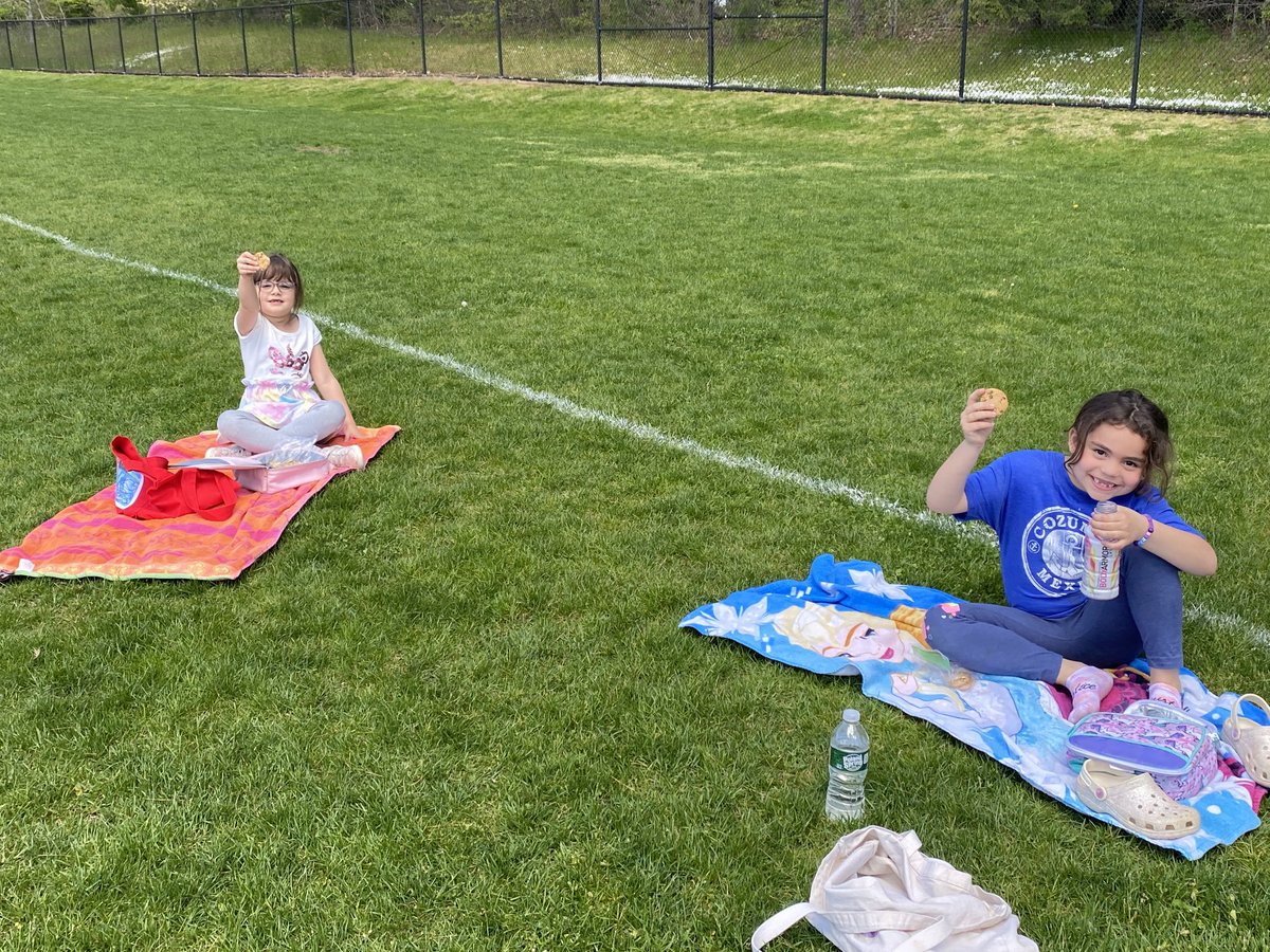 Lopes1stgrade's tweet photo. Day 4 of Student Appreciation Week- Picnic Snack. The weather was perfect! We even had some time for a game of tag. #lovemyfirsties #memupton #mursdinspires https://t.co/v6beU5B28n