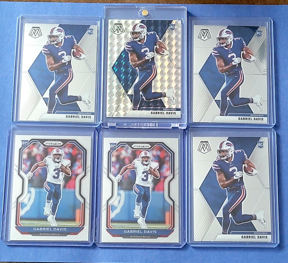 BuffaloInBoston's tweet photo. Giveaway #85. Buffalo Bills WR Gabriel Davis RC lot. #BillsMafia

1 winner will get these 6 Gabe Davis RC. 2 Prizm, 3 Mosaic and 1 Mosaic Hyper. 

Follow if you are not, retweet and like for a shot.

Winner announced on Saturday May 14th by 8pm EST. Good luck. https://t.co/A2nMeAg3PM