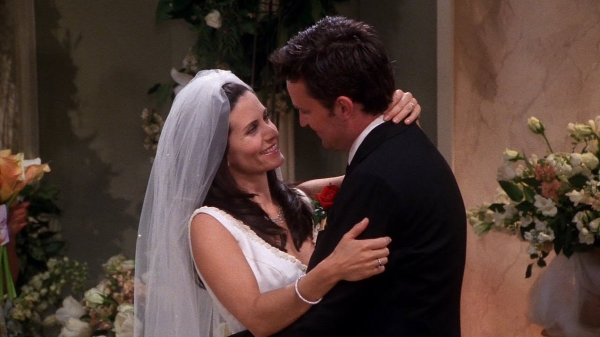 monicaoutfits's tweet photo. i think we can all agree that 𝘵𝘩𝘪𝘴 is monica's best outfit, because it is the one she married chandler in. happy anniversary to mondler! https://t.co/mAydxNWWOA