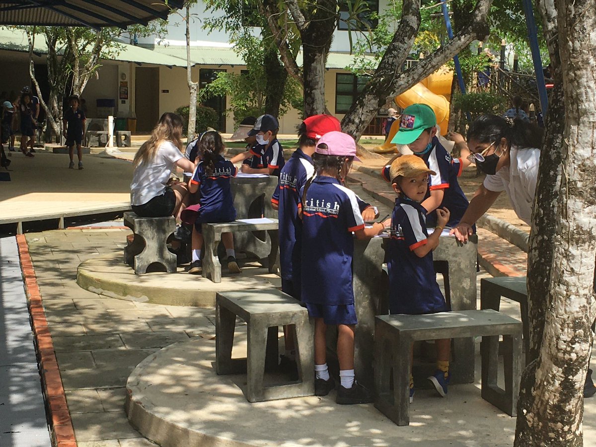 BISPPrimary's tweet photo. Break time at #BISP. Here, two of our Year 12 students are leading a drawing activity for those Primary children who would like to join in.
Always looking for ways to ensure breaks are #inclusive for all!
#BritishSchool #Phuket #Thailand #CrossPhaseCollaboration #ServiceLearning https://t.co/Bwtp1H6zmP