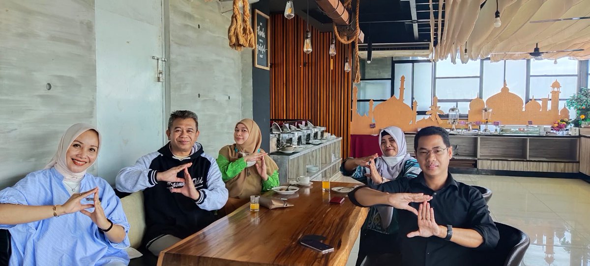 indralim83's tweet photo. Bersama kepala BPS mura dan BPS Provinsi Sumatera selatan https://t.co/hsNM3ouvYY