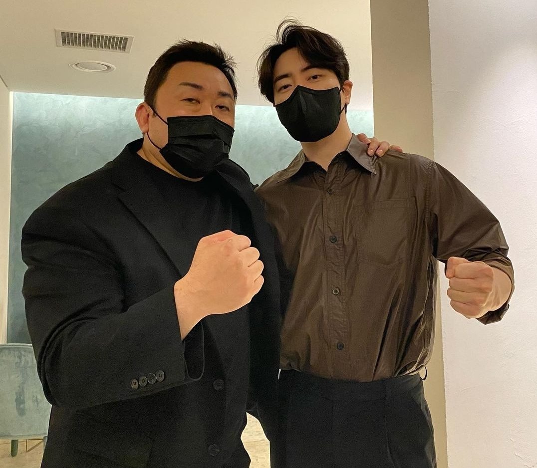 k0ng_R_'s tweet photo. 이왜진??너무 웃겨 이준혁 손 이렇게 아담해보시는거 처음이야 https://t.co/BNYTaSJpPM