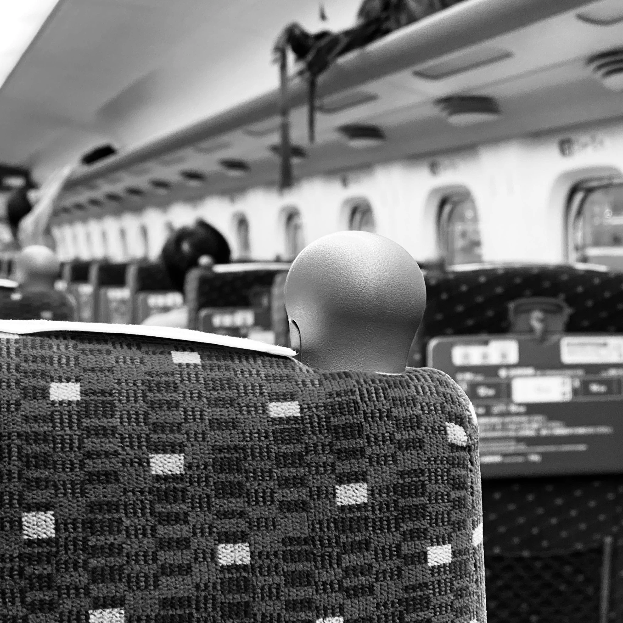 東海道新幹線の座席グリップが…大川周明視点の東京裁判に見える！