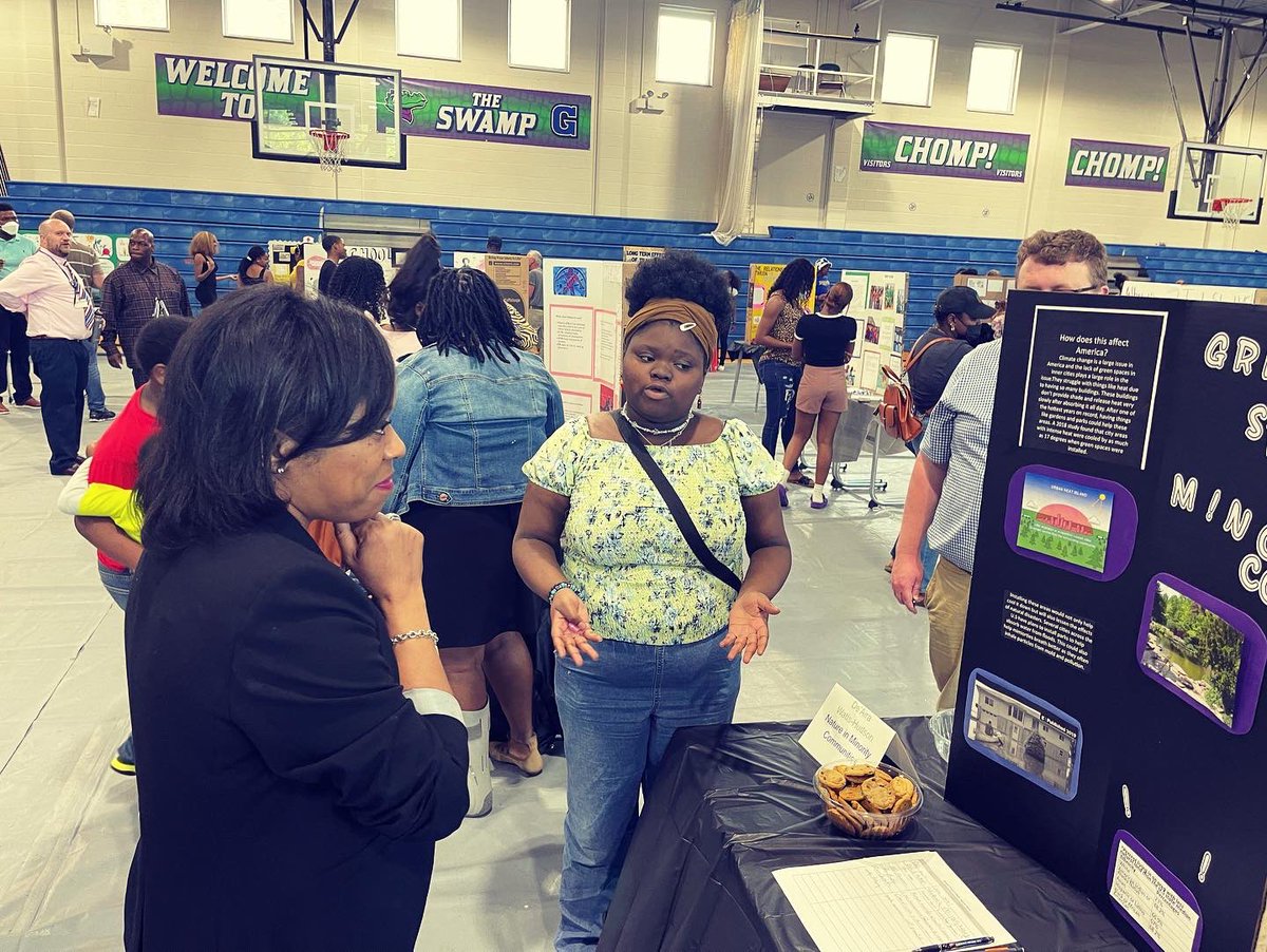 gamblemont's tweet photo. Senior Project Showcase 2022 
Thank you for stopping by @principallearns 
#ChompChomp https://t.co/PRGlRMpfcz