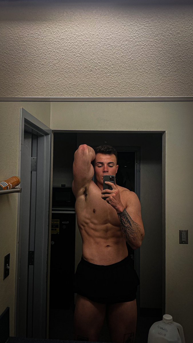 Sethfrost_'s tweet photo. Goodnight y’all reminder to go to the fuckin gym https://t.co/pPeiZMyiJl