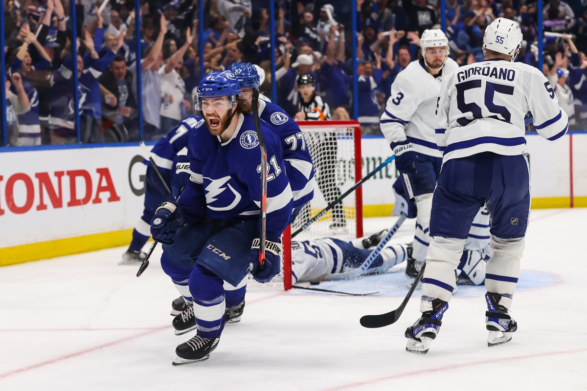 TBLightning's tweet photo. The Pointer Celly: An act in four parts. https://t.co/xo4AllbWjM