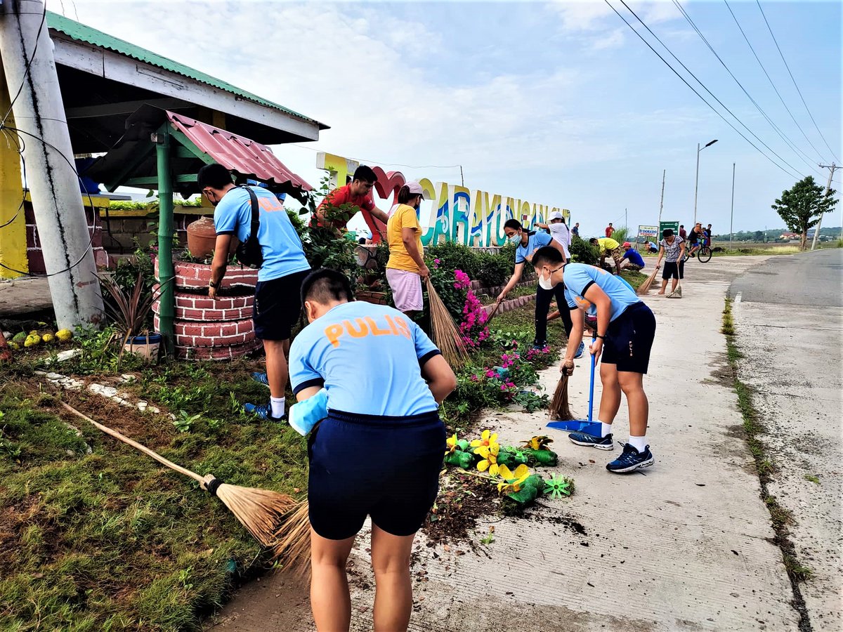 UPangppo's tweet photo. A Clean-up Drive Activity conducted in Brgy. Carayungan Sur, Umingan Pangasinan around 6:00 am on Friday, May 13, 2022 with Umingan PNP, KKDAT, Advocacy Support Group and ARESCOM-Bravo. https://t.co/nK2oXaUF28
