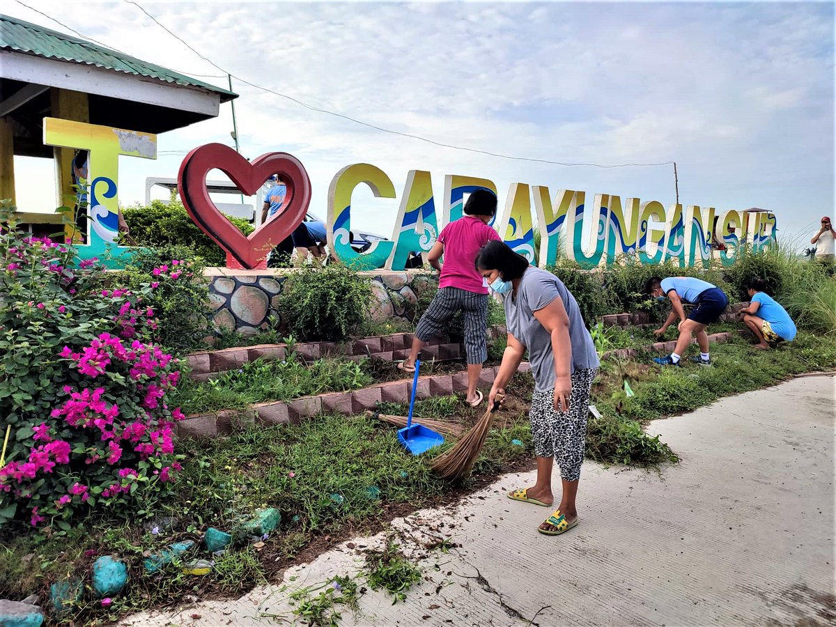 UPangppo's tweet photo. A Clean-up Drive Activity conducted in Brgy. Carayungan Sur, Umingan Pangasinan around 6:00 am on Friday, May 13, 2022 with Umingan PNP, KKDAT, Advocacy Support Group and ARESCOM-Bravo. https://t.co/nK2oXaUF28