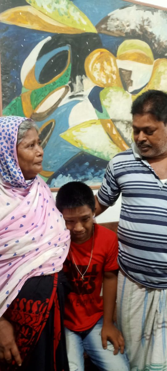 hwhcitypolice's tweet photo. On 12.05.2022 one child named saheb Sekh (18) of Kesabpur, Dakshin Math, PS- Domjur, Howrah was found loitering at #ChaturbhujKathi under #SankrailPS at evening. #SankrailPS contacted his guardian and handed over to his parents.
#WeCareWeDare
#ToSave&Protect
#HowrahCityPolice https://t.co/QxFNlEDyck