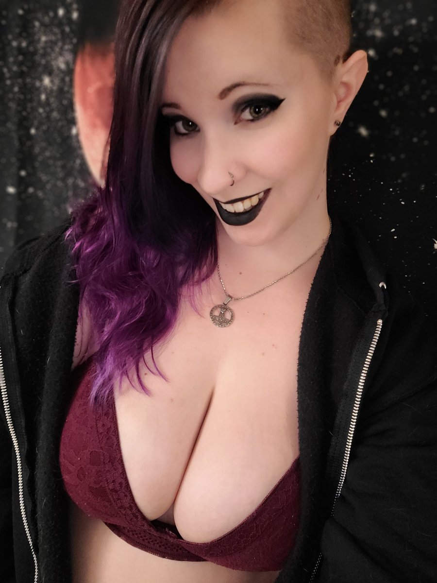 Glitchy_Siren's tweet image. Post stream comfy selfie - now to get some work done before I crash 
#selfie #poststream #comfy #twitchstreamer #cute