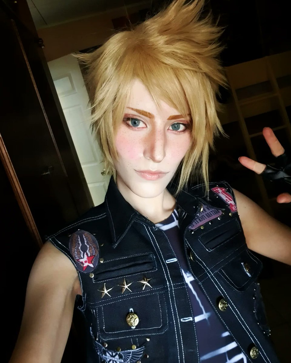 ChevalierDeonxx's tweet photo. Selfie del Pollo 🐥. Mañana subo fotitas con la gente y mencionó créditos 🙌🏻✨. Estoy bastante feliz del resultado de la confección de este Cosplay 🖤.
#finalfantasyxv #promptoargentum #promptocosplay #prompto #finalfantasyxvcosplay #finalfantasycosplay https://t.co/18FmC8xXGp