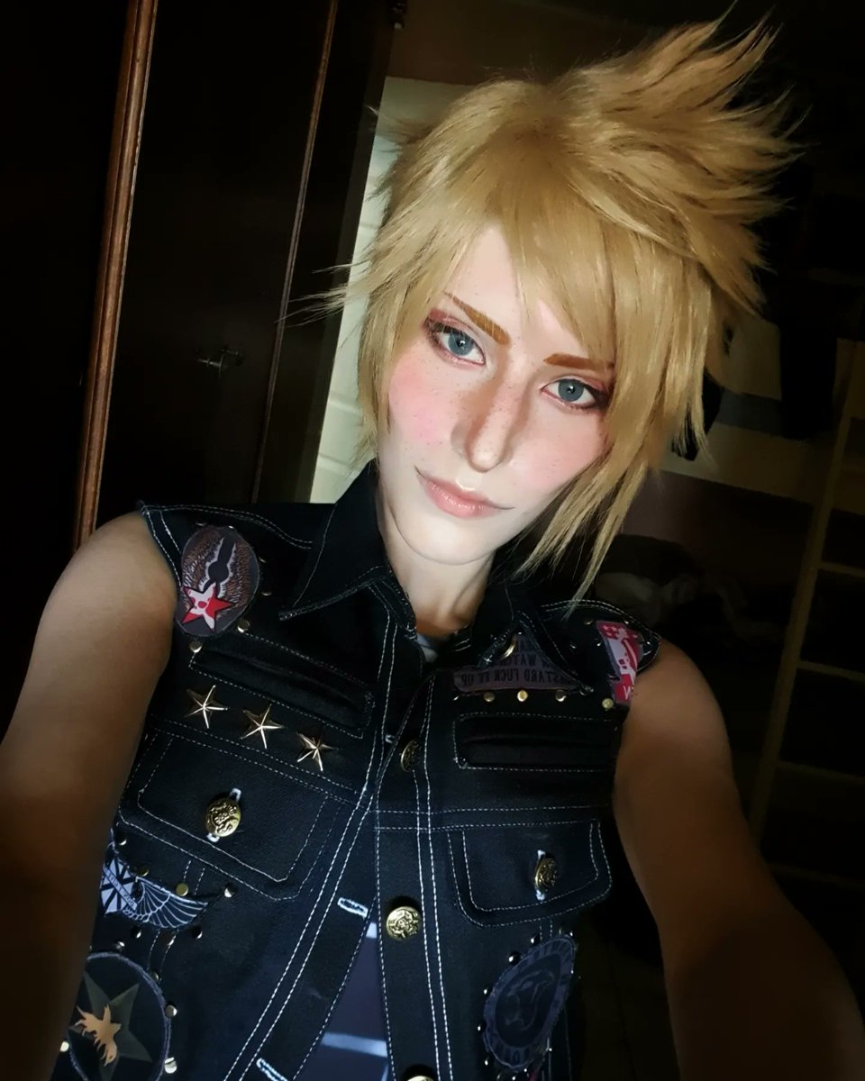 ChevalierDeonxx's tweet photo. Selfie del Pollo 🐥. Mañana subo fotitas con la gente y mencionó créditos 🙌🏻✨. Estoy bastante feliz del resultado de la confección de este Cosplay 🖤.
#finalfantasyxv #promptoargentum #promptocosplay #prompto #finalfantasyxvcosplay #finalfantasycosplay https://t.co/18FmC8xXGp