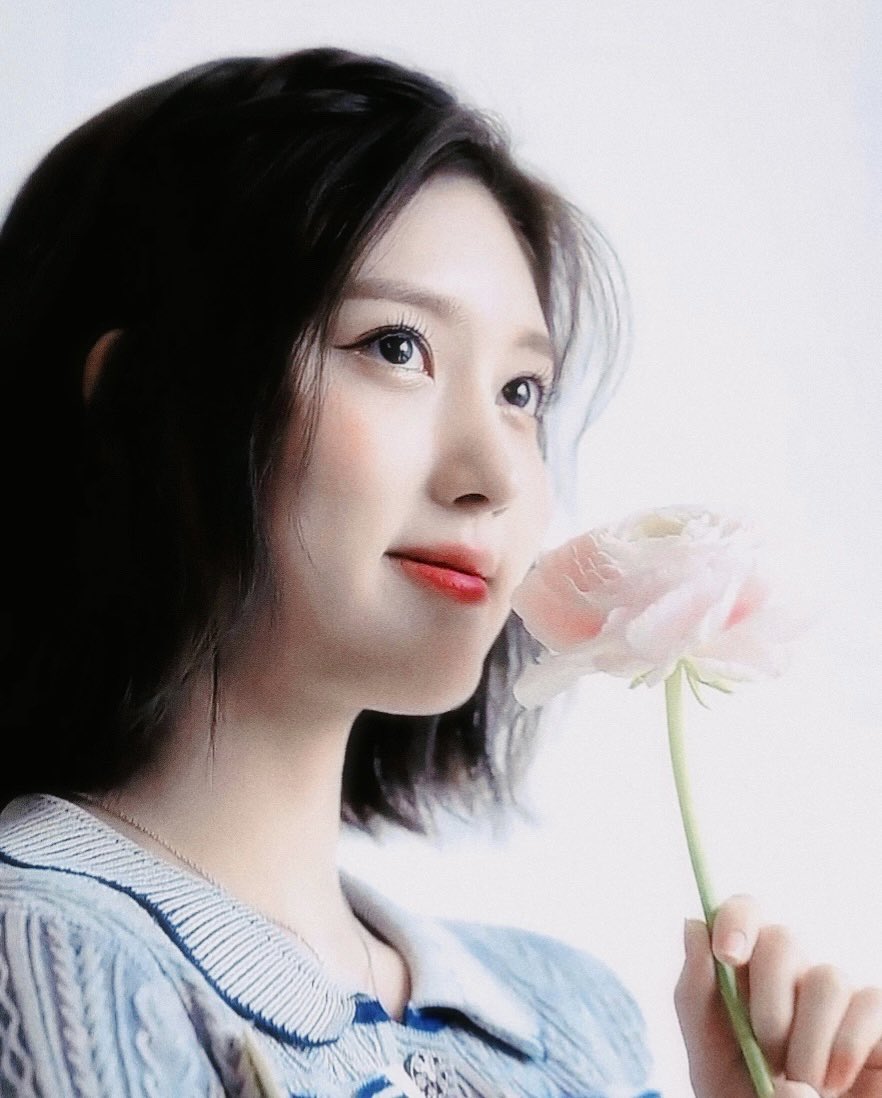 Cardiaclili's tweet photo. #GAEUL #가을 #아이브 https://t.co/XAWLSzu2Km