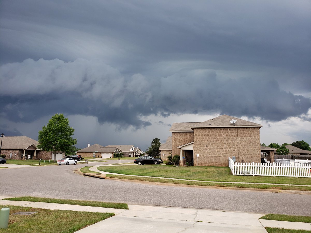 Cirrus_Nearus's tweet photo. Decent shelf cloud incoming. #alwx #mobwx https://t.co/lQOGrTLLaJ
