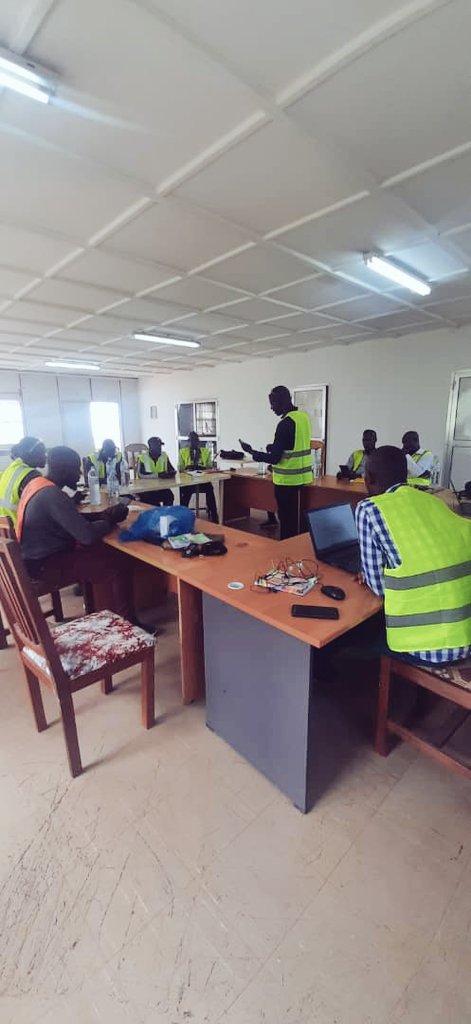 Dans le cadre de l'évaluation des ressources en eaux du périmètre minier du #projectsimandou pour le consortium #Riotintosimfer, nous avons former les agents enquêteurs sur #Kobocollecte. 
#Enviroafrica
#Simfer
#Riotinto
#Chinalco
<a href="/EmmanuelKOUROU2/">Emmanuel KOUROUMA</a> 
<a href="/ismaeldiarria/">Abdoullah ibn Ismaïl 🇬🇳🇨🇮</a>
<a href="/Lawign/">Moussa DIALLO</a>