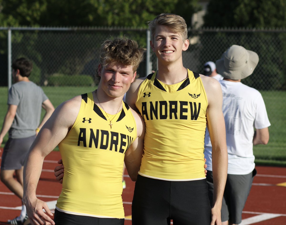 BoltsTrack's tweet photo. Long Jumpers go crazy!

🥇Joey Burke 22-2 (2ft PR!)
🥈Jack Maas 21-7

@CoachMarren40 

⚡️⚡️⚡️ https://t.co/EkK3HQRlPa