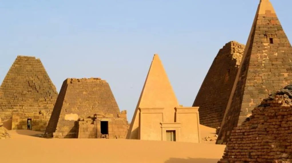 AfricanHistory7's tweet photo. "Though often overshadowed by its Egyptian neighbors to the north, the Kingdom of Kush stood as a regional power in Africa for over a thousand years."

IMAGE: City of Meroe. An ancient Kushite city. Located on the east bank of the Nile River, modern Sudan. https://t.co/ZgiXp48AQe
