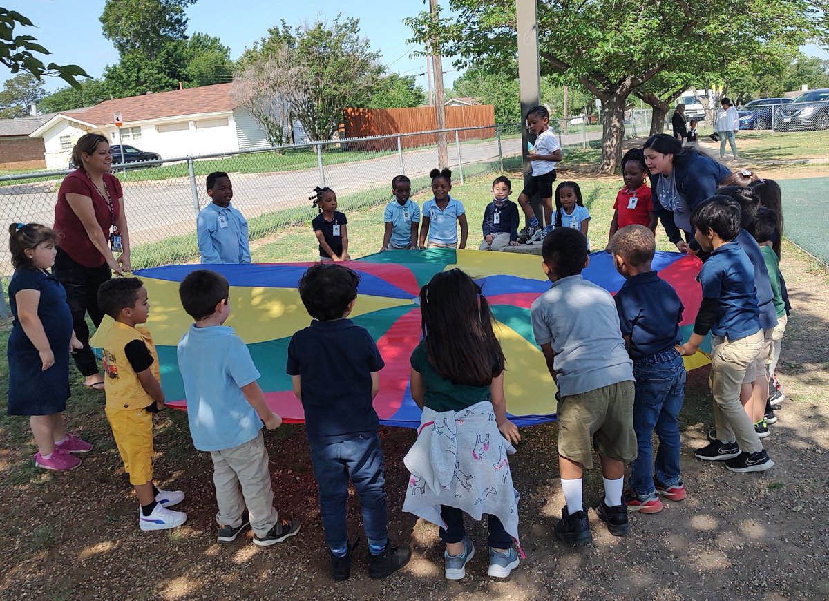 ASlaise's tweet photo. Fun in the shade at recess! @ASlaise @WTHanes @BMacias2012 https://t.co/AfNfa39eXc
