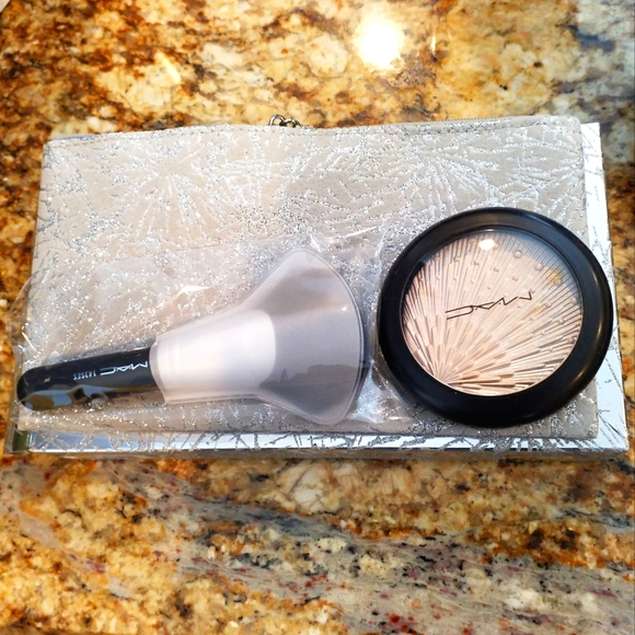 MissDawnMecca's tweet photo. So good I had to share! Check out all the items I'm loving on @Poshmarkapp #poshmark #fashion #style #shopmycloset #maccosmetics #pinkvictoriassecret #zara: https://t.co/5PvFYCWwmp https://t.co/hs4SqI4uRf