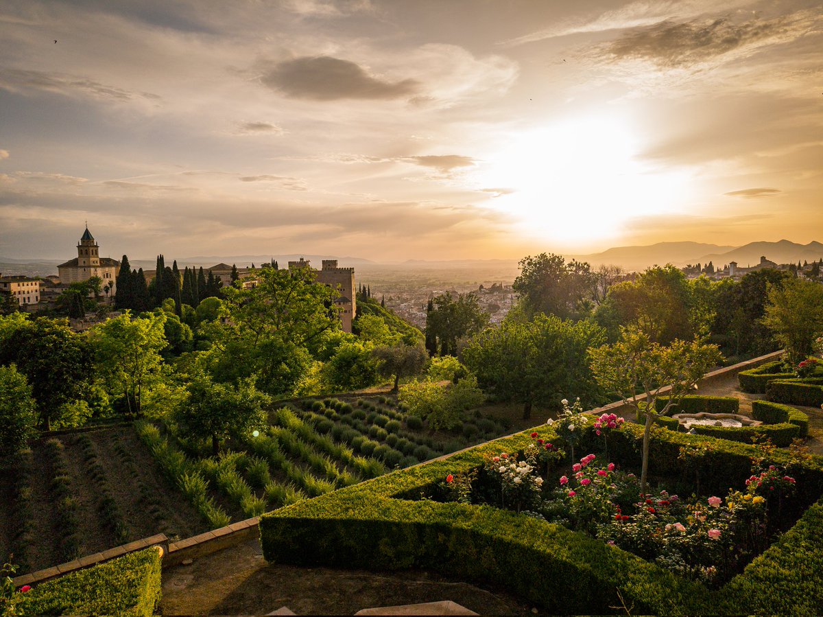 Antes y después. Foto 1 sin editar foto 2 con una ligera edición en el propio teléfono.

Hecha con el #Xiaomi12Pro en la Alhambra de Granada. Gracias a <a href="/XiaomiEspana/">Xiaomi España</a> por todo!
