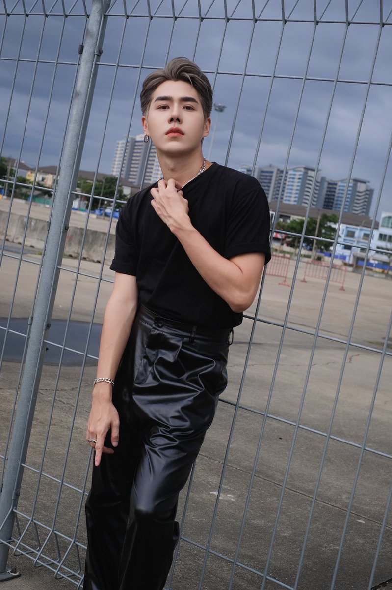 Petchpigz's tweet photo. HAPPY BIRTHDAY TO ME 🎁
Official 28 years old
ปีที่ผ่านมาอาจจะไม่ได้หวือหวามาก แต่มั่นใจว่าปีนี้จะเป็นปีที่จะเติบโตขึ้นอีกแน่นอน จะเป็นตัวเองในเวอร์ชั่นที่ดีกว่าเดิมให้ได้ ขอบคุณทุกคนที่รอเด็กหนุ่มคนนี้เติบโตขึ้นทุกปีนะ :) #Petchpigz #HBDShiningPetch #PetchpigzBD2022 https://t.co/q49274eaiO