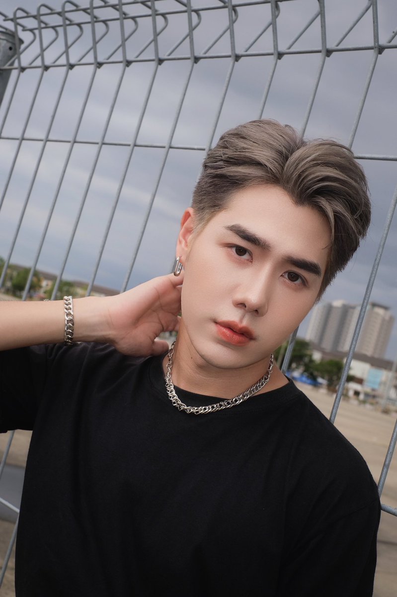 Petchpigz's tweet photo. HAPPY BIRTHDAY TO ME 🎁
Official 28 years old
ปีที่ผ่านมาอาจจะไม่ได้หวือหวามาก แต่มั่นใจว่าปีนี้จะเป็นปีที่จะเติบโตขึ้นอีกแน่นอน จะเป็นตัวเองในเวอร์ชั่นที่ดีกว่าเดิมให้ได้ ขอบคุณทุกคนที่รอเด็กหนุ่มคนนี้เติบโตขึ้นทุกปีนะ :) #Petchpigz #HBDShiningPetch #PetchpigzBD2022 https://t.co/q49274eaiO