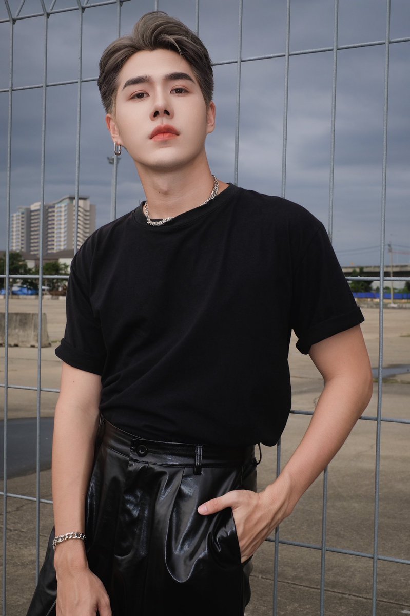 Petchpigz's tweet photo. HAPPY BIRTHDAY TO ME 🎁
Official 28 years old
ปีที่ผ่านมาอาจจะไม่ได้หวือหวามาก แต่มั่นใจว่าปีนี้จะเป็นปีที่จะเติบโตขึ้นอีกแน่นอน จะเป็นตัวเองในเวอร์ชั่นที่ดีกว่าเดิมให้ได้ ขอบคุณทุกคนที่รอเด็กหนุ่มคนนี้เติบโตขึ้นทุกปีนะ :) #Petchpigz #HBDShiningPetch #PetchpigzBD2022 https://t.co/q49274eaiO