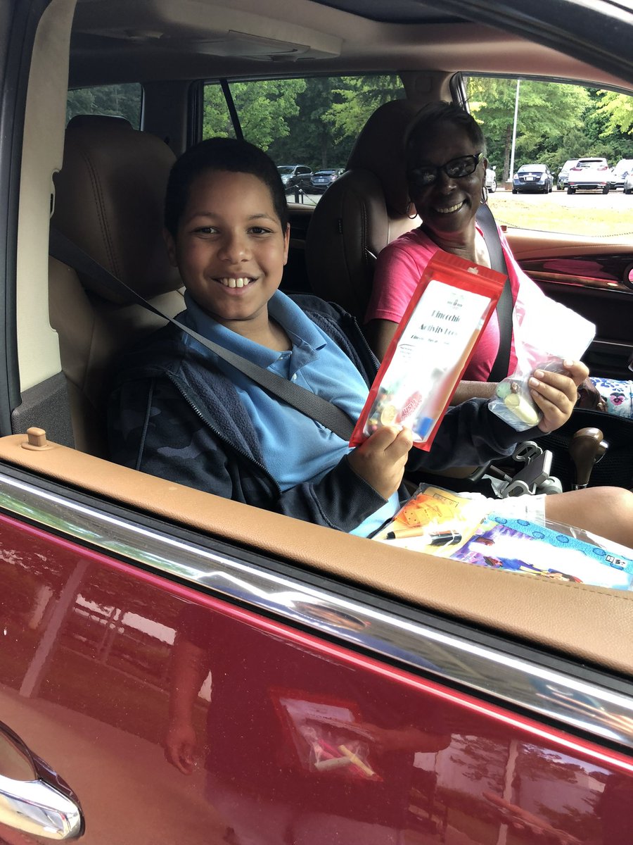 BirneyBobcats's tweet photo. We had a fabulous drive through Literatura event tonight!

Thank you to our Partner In Education @nwexterminating for your support which helps bring Literatura to life for the Birney community!

#GrowingGreatness

@CCSDTitleONE @CobbCountyESOL @CobbSchools https://t.co/BIyp8nicoT