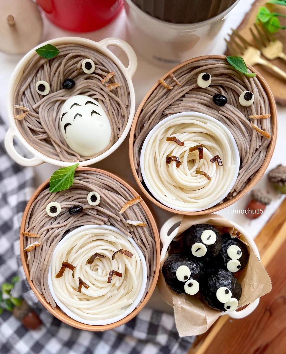 「すごいアイデア」「再現がすごい」お蕎麦で作ったトトロのお弁当がかわいすぎる♡
