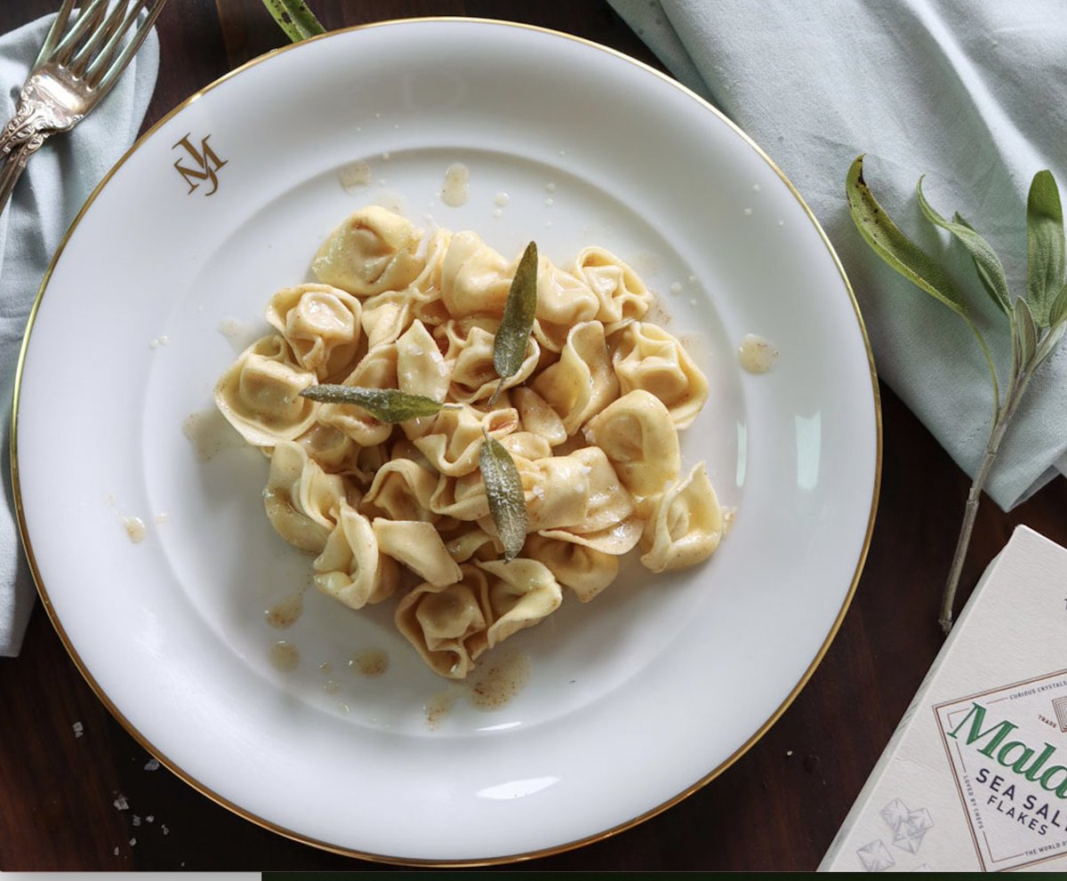 LakesideTable's tweet image. Give me these 4 ingredients and less than 15 minutes and prepare yourself to have one of the best pasta dishes everrrrr! youtu.be/Hlm-SebB84s from @lakesidetable #brownbutter #pastasauce #pasta