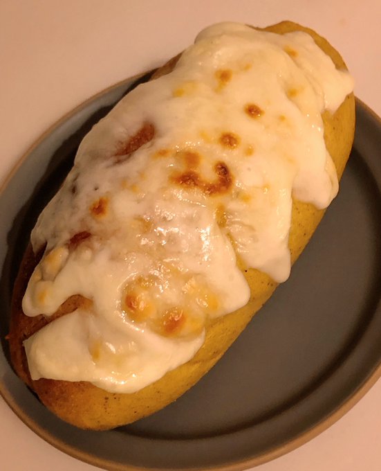 小麦中毒者のパン作りその3
朝ごパン🥖ぶっといソーセージ(賞味期限切れ)をスパイス塩とカレー粉織り交ぜた生地で包んだだけ。 