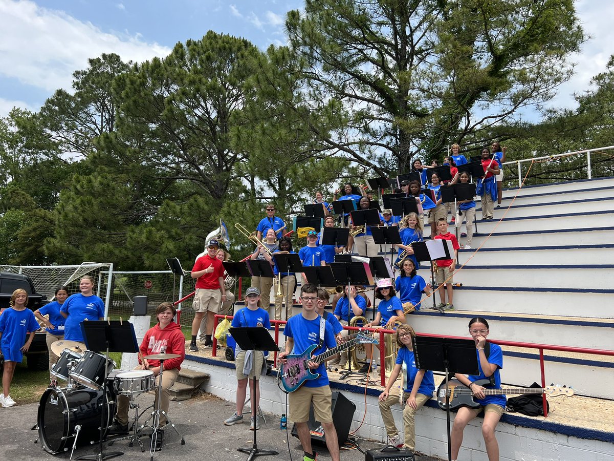 mcguff1996's tweet photo. Great job to the players, cheerleaders, dance team, band and our coaches today. We had a spring scrimmage game for our students and then a spring scrimmage game for our parents. It’s a great day to be a Shark! #onesharkbeat. https://t.co/OmKUjMfrZv