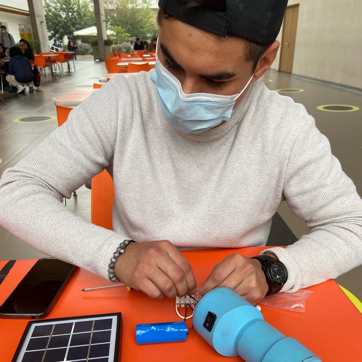 litroluzchile's tweet photo. Litro de Luz en acción!!! 
Preparándonos para el día Internacional de la Luz
Atentos para lo que ocurrirá este 16 de mayo!!! Agradecer el apoyo @MinEnergia @EnergiaRM  @usantamaria @ccu_cl #diainternacionaldelaluz #armadodeluminaria #litrodeluzchile #iluminacionconciente https://t.co/516F4xBkKL