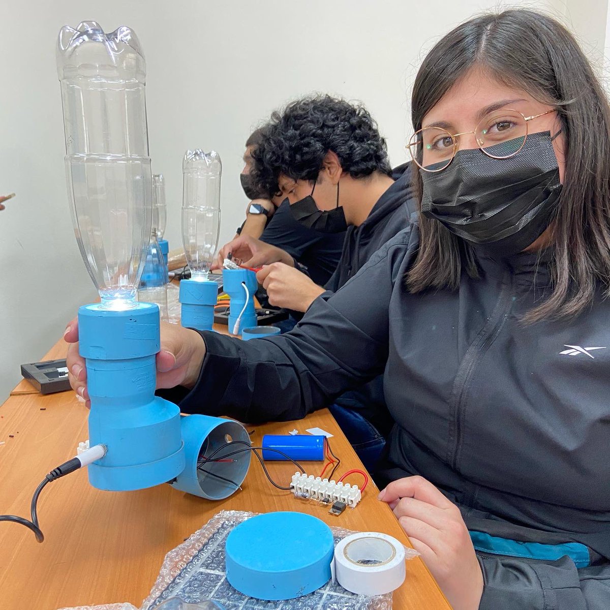 litroluzchile's tweet photo. Litro de Luz en acción!!! 
Preparándonos para el día Internacional de la Luz
Atentos para lo que ocurrirá este 16 de mayo!!! Agradecer el apoyo @MinEnergia @EnergiaRM  @usantamaria @ccu_cl #diainternacionaldelaluz #armadodeluminaria #litrodeluzchile #iluminacionconciente https://t.co/516F4xBkKL