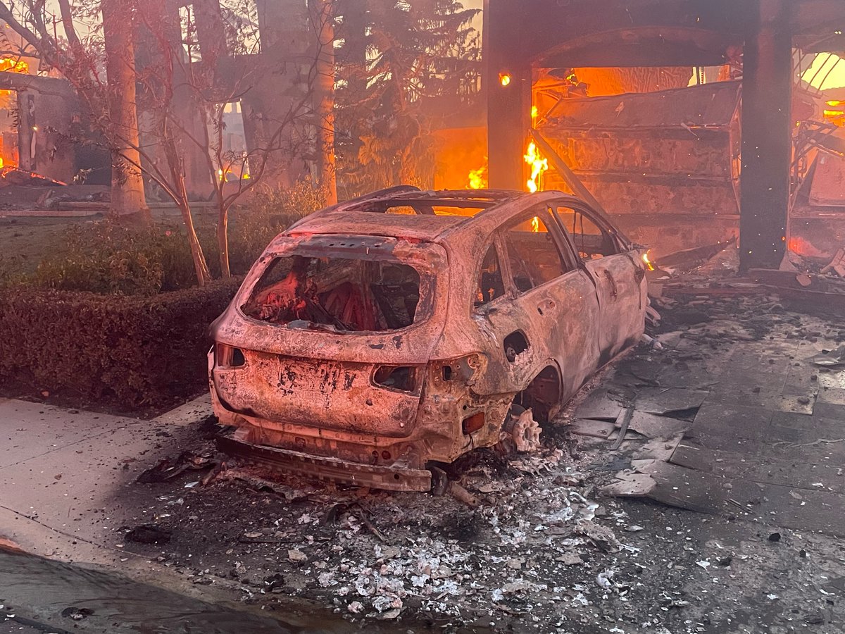 LAOCtv's tweet photo. Melted Porsche Rim &amp; Melted BMW - Coastal Fire in Laguna Niguel 5-11-22 #CoastalFire #LAOCtv #OCFA https://t.co/L8ks6Hmpa5
