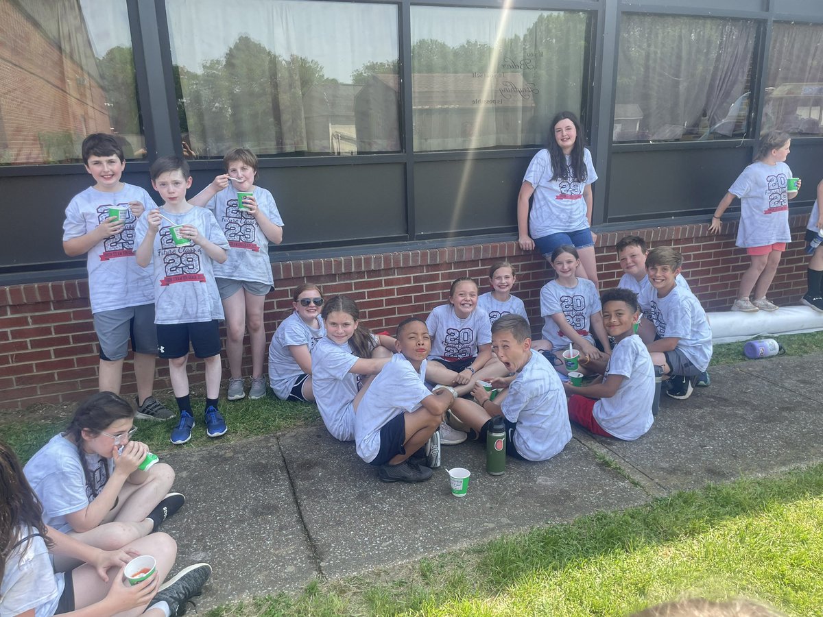 JennaFleming81's tweet photo. It was their last elementary school field day. These 5ths played hard even though they were tired and sore from their field trip. We are savoring the remaining moments together. Love this bunch so! ❤️#fleming5thforce @WeAreUnionSTEAM https://t.co/wyK8B4GRz6