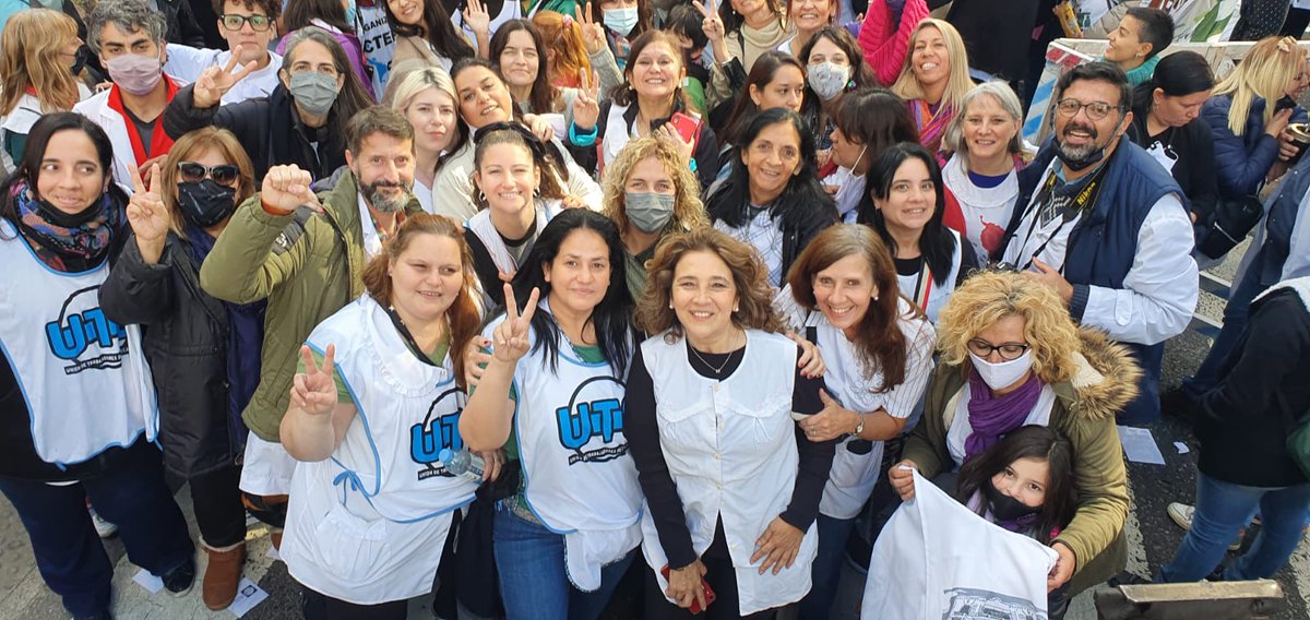 interareas8ute's tweet photo. Hoy las y los docentes hicimos un PARO MASIVO y salimos a la calle, para rechazar la reforma inconsulta del Estatuto.
La lucha recién comienza ( Angélica Graciano).
Delegadas y delegados del Inter-áreas DE 8°
NOSOTRXS SABEMOS QUE LUCHAR TIENE SENTIDO!
NO NOS HAN VENCIDO! https://t.co/Em9oryFkhv
