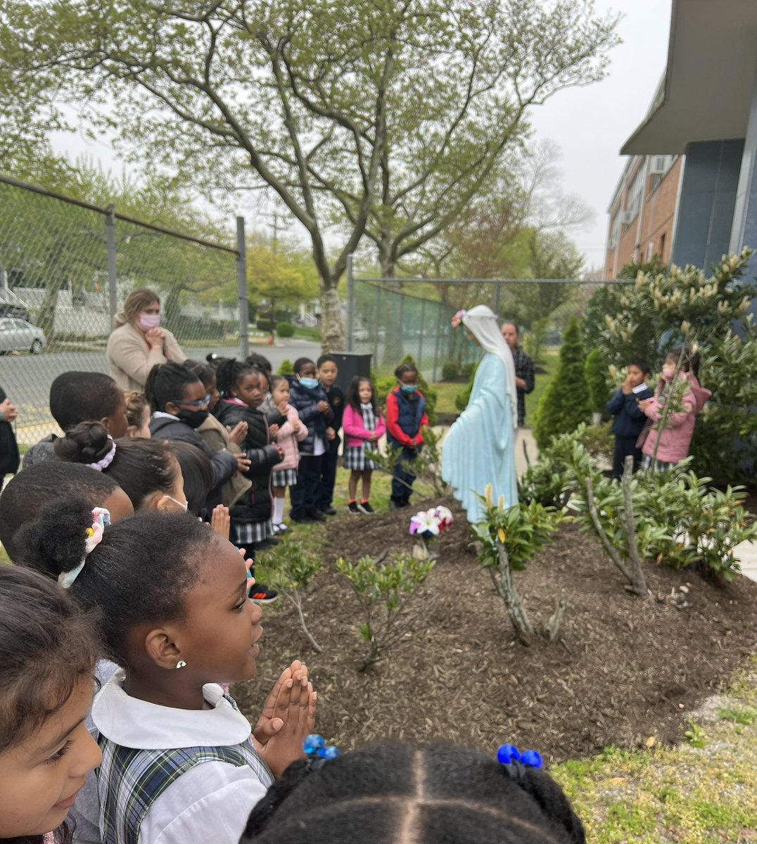 OLMCblueknights's tweet photo. Today we honored the Blessed Mother with 2 May Crownings. One was in church and led by our first communicants and the other was in front of the school with our youngest learners. #olmcblueknights https://t.co/BYNM1kRt5F