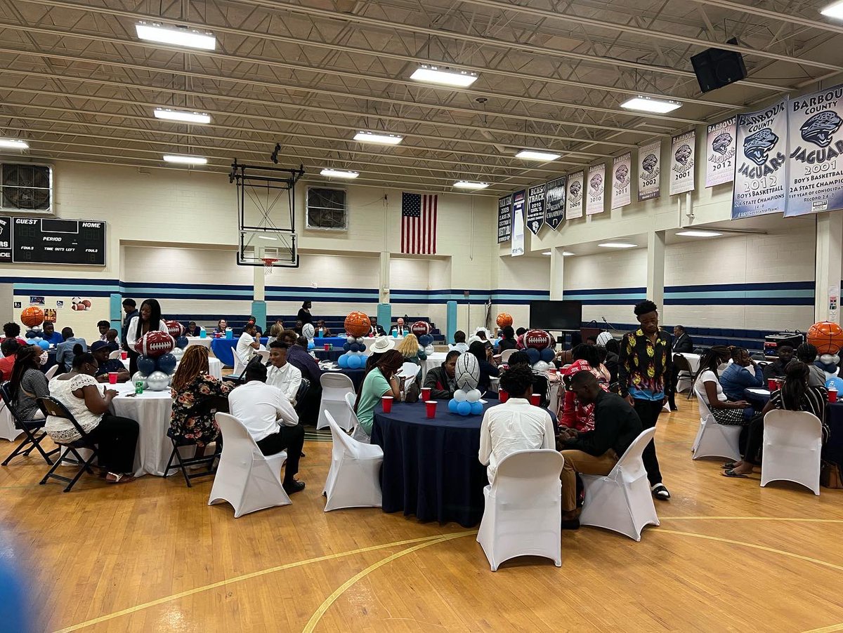 JamesHolcombIII's tweet photo. We had an awesome time this evening, honoring our students and stakeholders at our annual athletic awards dinner! High school and central office administrators were serving the guests their dinners. Never get too high to serve others. https://t.co/QH9L4KiVOq