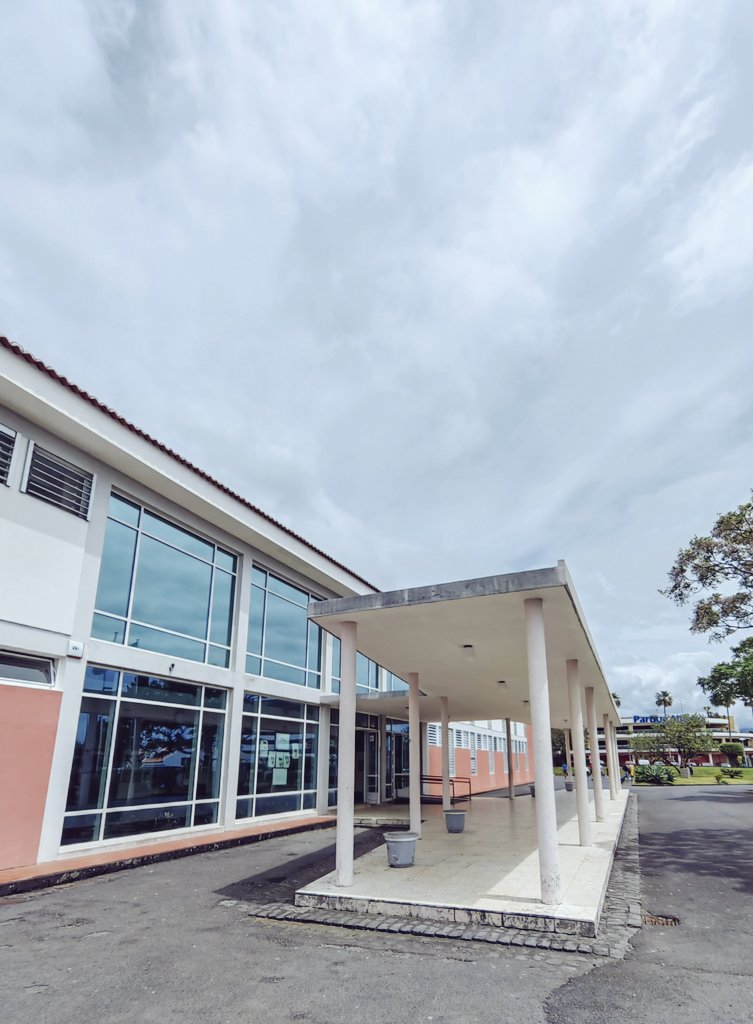 EmanuelCosta's tweet photo. De volta à minha escola do secundário, mas não no papel de aluno.
Por estes dias, são mais de 100 olhos a olhar para mim atentamente.
Percebo-vos, professores. Juro que agora vos percebo. https://t.co/s5ZgrBQzEC
