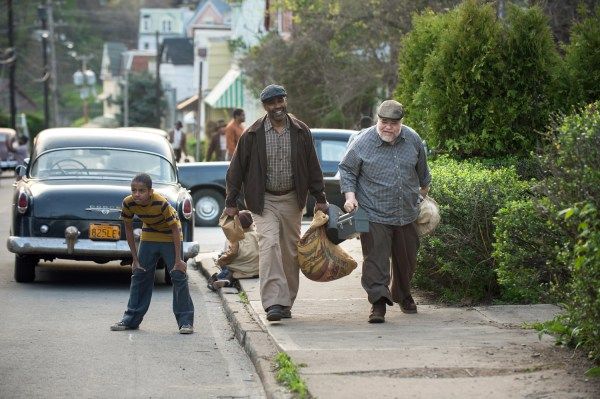 wylli_kill113's tweet photo. Fences (2016) Directed By: #DenzelWashington at 92% on the #Rottentomatoes, 3.5 in #Letterboxd and 7.2/10.0 in #IMDb, ⭐, #films, #goodmovie, #cinema, #directing, #movies, #actors
#2016 #fences #violadavis #denzelwashington #russellhornsby #troymaxson #stephenmckinleyhenderson https://t.co/96VkDSUaLX