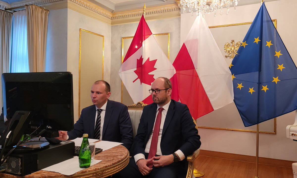 PLinCanada's tweet photo. Wicemin. @Marcin_Przydacz oraz Ambasador @WitoldDzielski podczas wirtualnego spotkania z Poloniฤ
๐จ๐ฆ poruszyli m. in. tematy zw. z politykฤ
๐ต๐ฑ wobec sytuacji w ๐บ๐ฆ.
Wicemin. Przydacz podziฤkowaล Polonii kanadyjskiej za wszystkie dotychczasowe inicjatywy.
#StandWithUkraine
#PL80CA https://t.co/95BWIl4UWv