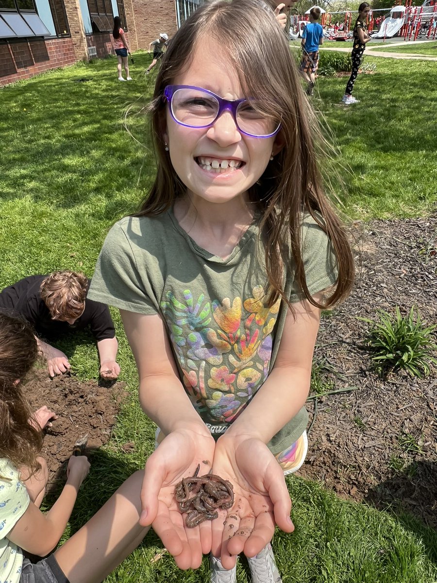 MrsBCarpenter's tweet photo. Learning fun in the sun! Great day to work on the courtyard gardens. #wearequest https://t.co/33F47JXXBk