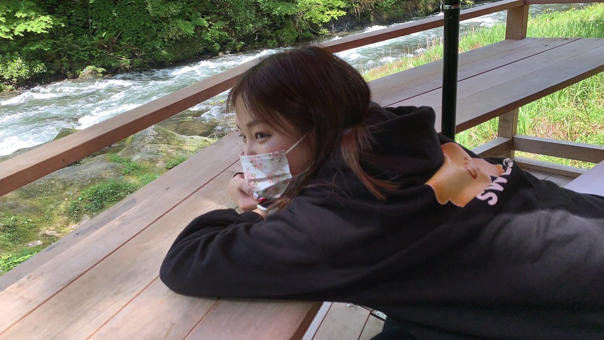 mi___kitty's tweet photo. 4月にヨガのRYT200を取得して、今月は自動二輪の免許を取りましたyay!
やりたいことがボヤっと色々あるんやけど、なかなか具体的にイメージ出来てへん🌱

清美(母)が景色撮ってる思って机に這いつくばって避けてたら私が被写体やったらしい https://t.co/YGcu67EtdT