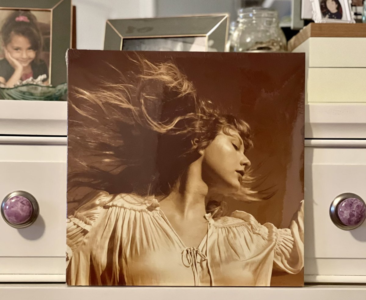 HaloeNae's tweet photo. Found this at Walmart for $37. It was the only one 💛💛 #Swifties
#TaylorSwift #TaylorsVersion #fearless #vinyl #Walmart #swiftie #taylornation #music https://t.co/UerGs1DZWI
