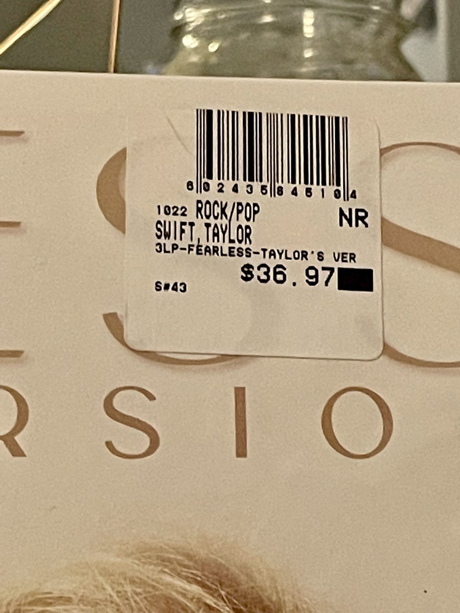 HaloeNae's tweet photo. Found this at Walmart for $37. It was the only one 💛💛 #Swifties
#TaylorSwift #TaylorsVersion #fearless #vinyl #Walmart #swiftie #taylornation #music https://t.co/UerGs1DZWI