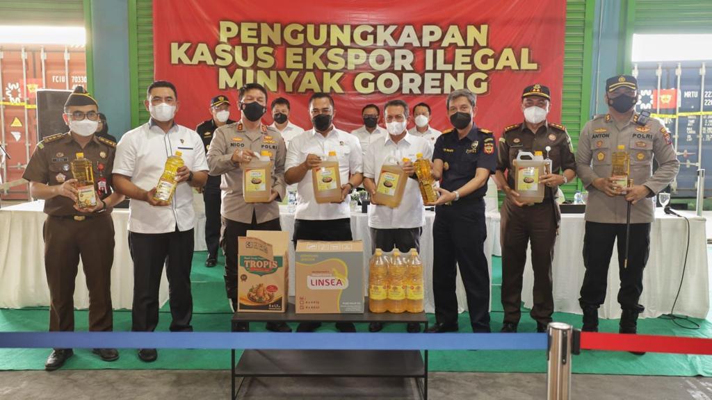 Difaa_SM's tweet photo. ▶️ Polri Gagalkan 8 Kontainer Minyak Goreng Siap Ekspor ke Timor Leste 

Bareskrim Polri bersama dg Polda Jawa Timur (Jatim) menggagalkan upaya penyelundupan delapan kontainer berisikan minyak goreng siap ekspor dari Jawa Timur ke Negara Timor Leste. 
@DivHumas_Polri https://t.co/mqxg0MSMkp