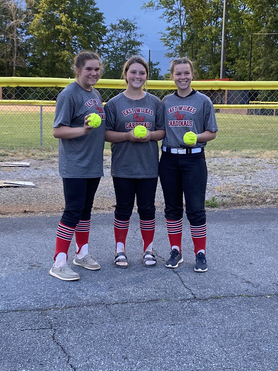 Jayleen2025's tweet photo. round 2 of the playoffs complete✅ also got another homerun tonight!! also congrats to @MacieBell2022 and @Chloe_A_2025 for their bombs tonight!! 💣 https://t.co/uXAvLpb06a