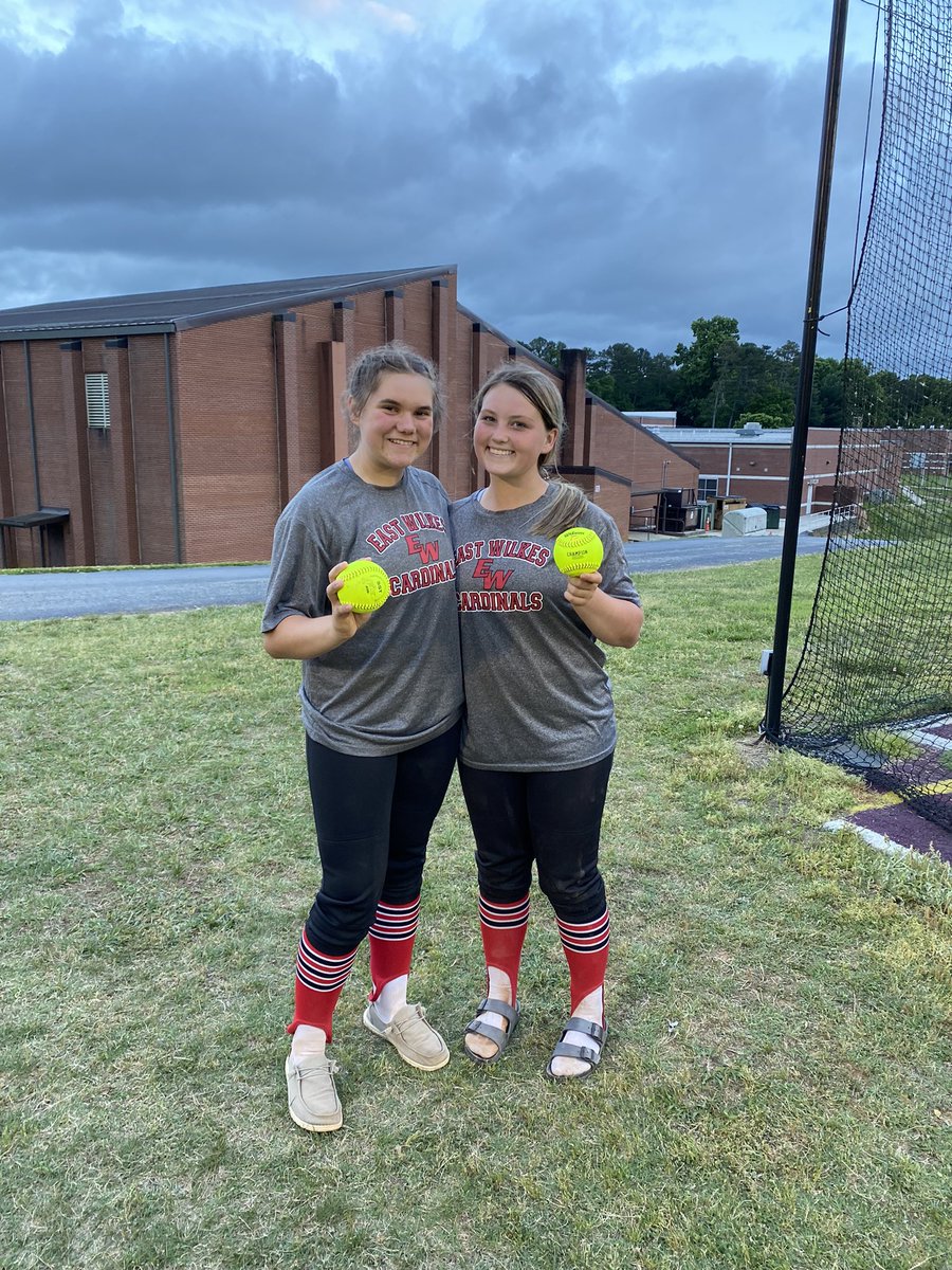 Jayleen2025's tweet photo. round 2 of the playoffs complete✅ also got another homerun tonight!! also congrats to @MacieBell2022 and @Chloe_A_2025 for their bombs tonight!! 💣 https://t.co/uXAvLpb06a